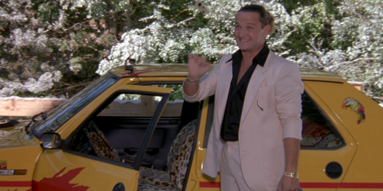 Vacanze di Natale 2000, Enzo Salvi: “La scena di quando arrivo con la Ritmo Abarth vestito da Tony Manero è leggenda”