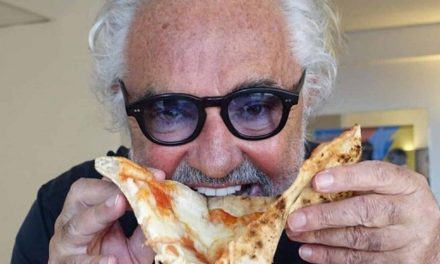 Flavio Briatore apre Crazy Pizza a Roma e fa indignare Sorbillo: “La madre di tutte le pizze è soltanto napoletana”