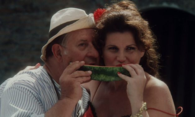 Serena Grandi su Tinto Brass: “Perchè dovrei rinnegarlo? Mi ha consacrata come una delle star erotiche del cinema italiano”