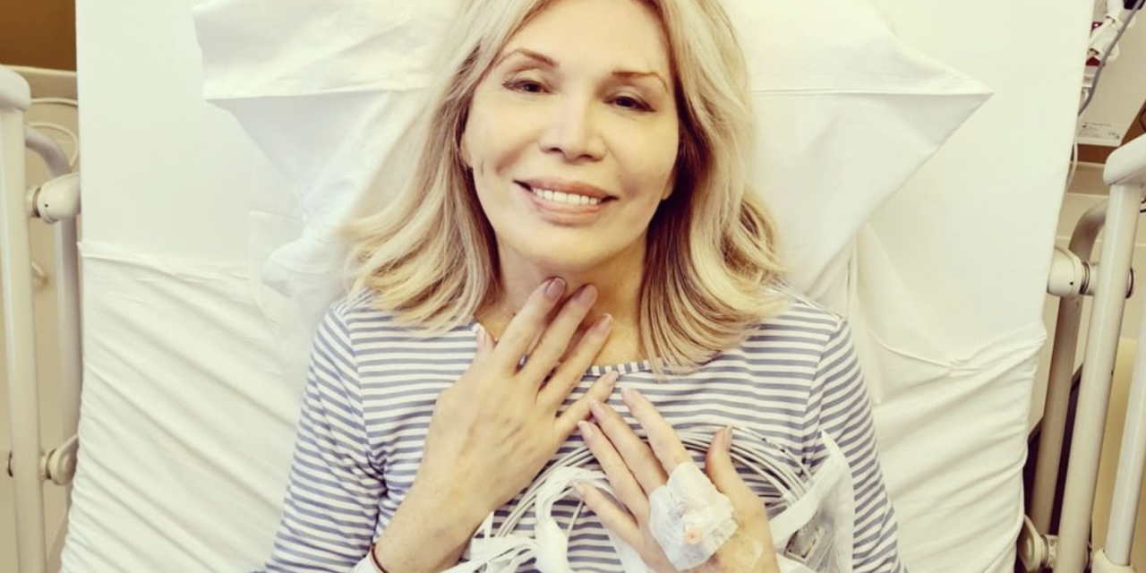 Amanda Lear operata al cuore, la foto dal letto d’ospedale: “Felice di averlo fatto”