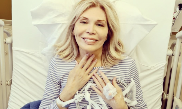 Amanda Lear operata al cuore, la foto dal letto d’ospedale: “Felice di averlo fatto”