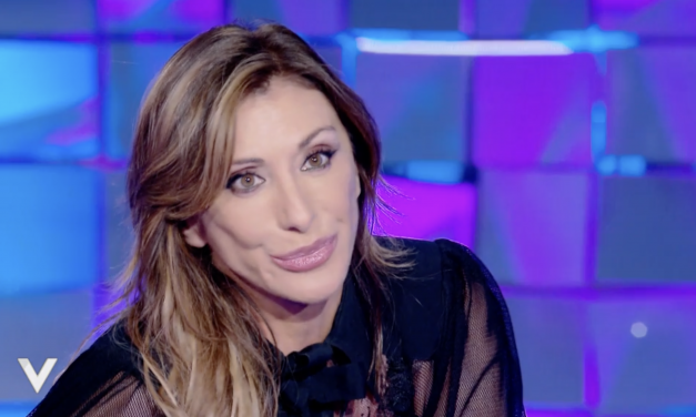 Sabrina Salerno: “La mia immagine da giovane? Non mi piace per niente, come vi vestivo e truccavo. Mi amo più adesso”