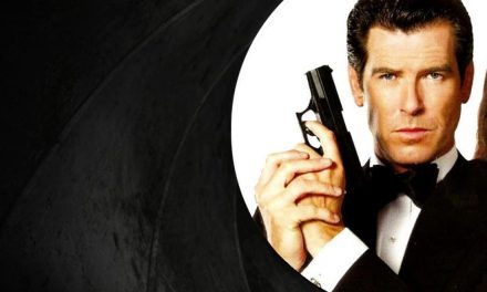 007 – Il domani non muore mai: l’errore nel titolo, l’abbandono di Anthony Hopkins e l’incidente di Pierce Brosnan