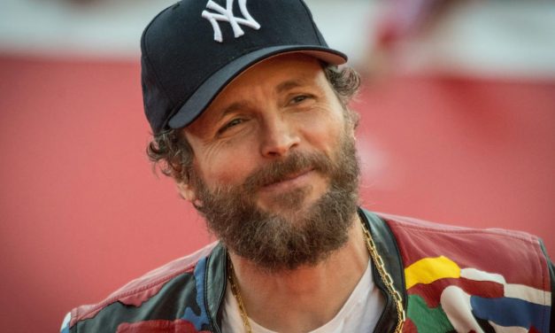 Jovanotti: “Durante la convalescenza ho dovuto reimparare a camminare. Ora quando passo all’aeroporto, suono! Gianni Morandi? Per me è sempre stato un maestro!”
