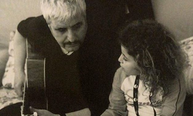 Pino Daniele, la figlia Sara a sette anni dalla morte: “Non ho mai lasciato quell’abbraccio”