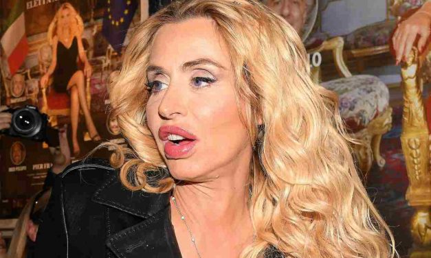 Valeria Marini: “Ho sempre incontrato uomini che facevano finta di amarmi e alla fine diventavano aggressivi”
