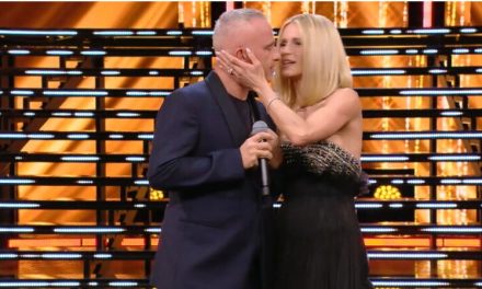 Michelle Hunziker ed Eros Ramazzotti, il bacio in tv e l’emozione per Più Bella Cosa