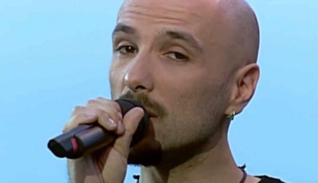 Sanremo 2022, a 20 anni dalla sua scomparsa Aka7even e Arisa ricordano Alex Baroni