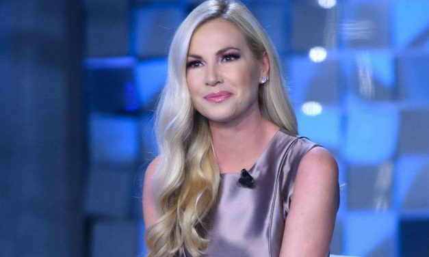 Federica Panicucci perde il volo di ritorno dopo la vacanza: “In ritardo per colpa loro, ma non ci hanno fatti salire sull’aereo”