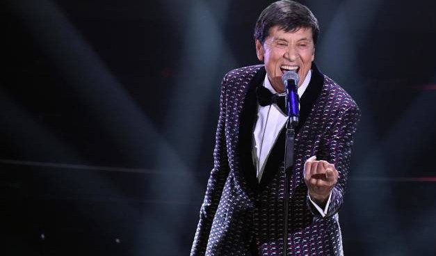 Gianni Morandi: “Le lacrime all’Ariston? Non so frenare le emozioni, mi son passati davanti 60 anni di musica”