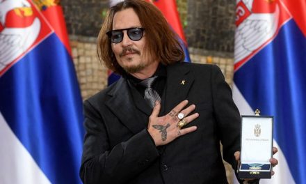 Johnny Depp riceve la medaglia d’oro al merito della Serbia