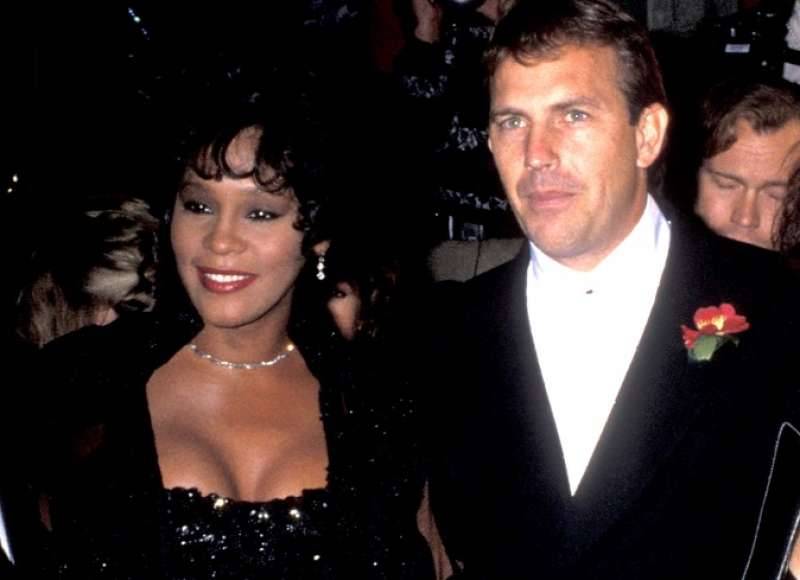 Whitney Houston moriva 10 anni fa: il discorso di Kevin Costner al suo funerale e la tragica, analoga morte della figlia