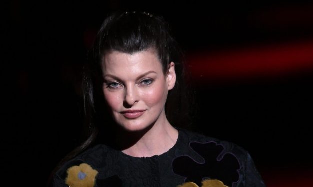 Linda Evangelista torna a mostrarsi dopo il trattamento estetico che l’ha sfigurata: “Non posso più vivere nascondendomi”