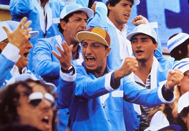 Il tifoso, l’arbitro e il calciatore, Pippo Franco: “I tifosi allo stadio erano veri, mi gettai a terra perchè si scontrarono realmente”