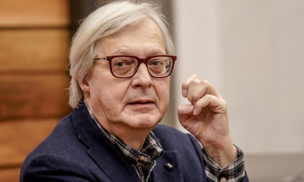 Vittorio Sgarbi: “Fino ai due anni non ho parlato e mia mamma pensava che fossi un cretino. Rimasi incastrato con la testa in due sbarre”