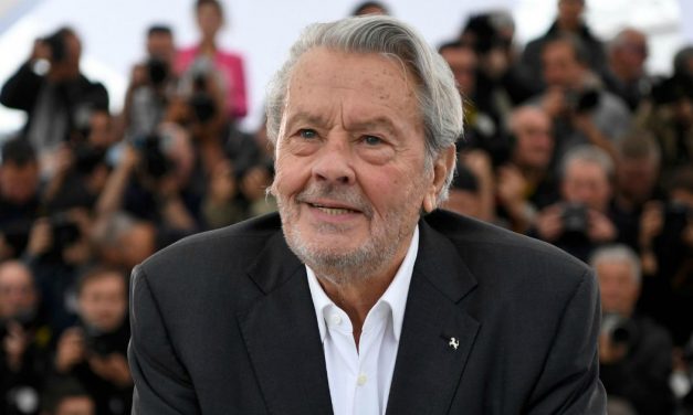 Alain Delon, i figli dell’attore denunciano la sua badante per violenza su persona vulnerabile