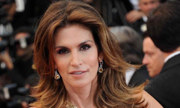 Cindy Crawford attacca Oprah Winfrey per una vecchia intervista: “Mi trattò come un oggetto, un pezzo di carne in mostra”