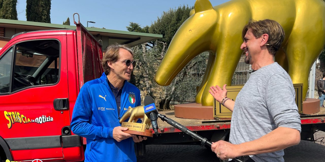 Roberto Mancini riceve il Tapiro d’oro gigante: «Premio più che meritato: ora ci riproviamo per il prossimo Mondiale»