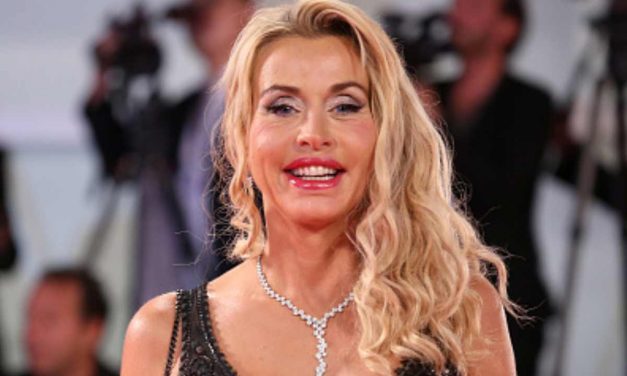 Valeria Marini: “Sono stata vittima di ingiustizie in tv. Sanremo? Si, ma come cantante, in duetto con Malgioglio”