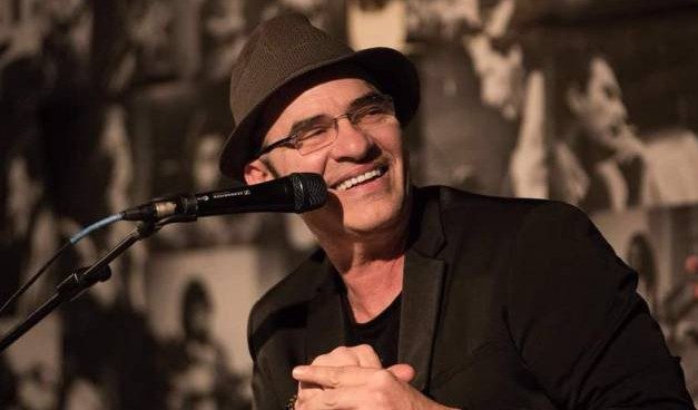 Francesco Baccini: “A Milano per mesi ho dormito in auto. Jannacci mi scarrozzava in moto. Venditti? Si infuriò per una mia canzone. Celentano? Mi chiamò in tv”