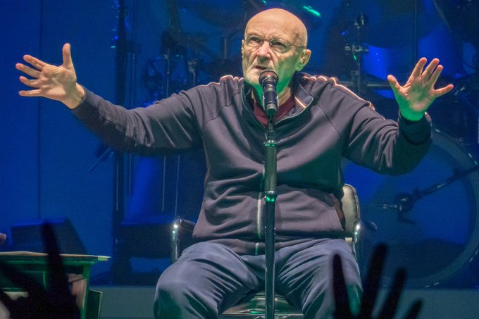 Phil Collins, ultimo concerto della sua vita: “Sto male, non riesco più a suonare la batteria”