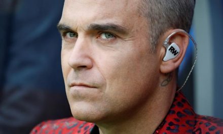 Robbie Williams confessa: “Ho venduto tutte le proprietà, in questo momento io e la mia famiglia non abbiamo una dimora fissa”