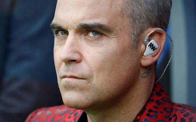Robbie Williams confessa: “Ho venduto tutte le proprietà, in questo momento io e la mia famiglia non abbiamo una dimora fissa”