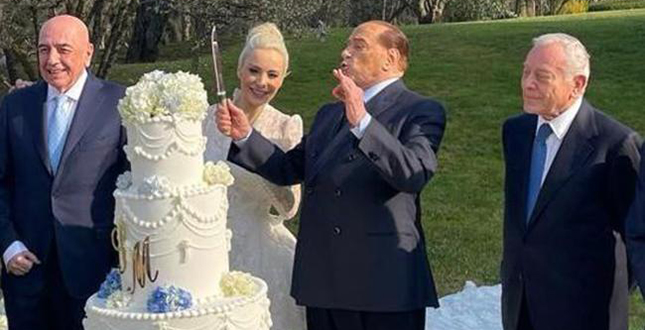 Berlusconi “sposa” Marta Fascina, Gigi D’Alessio canta per loro ‘O surdato ‘nnammurato’