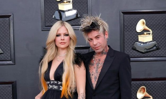 Avril Lavigne si sposa, la dedica del compagno: “Il giorno in cui ti ho conosciuta ho capito subito che eri quella giusta”