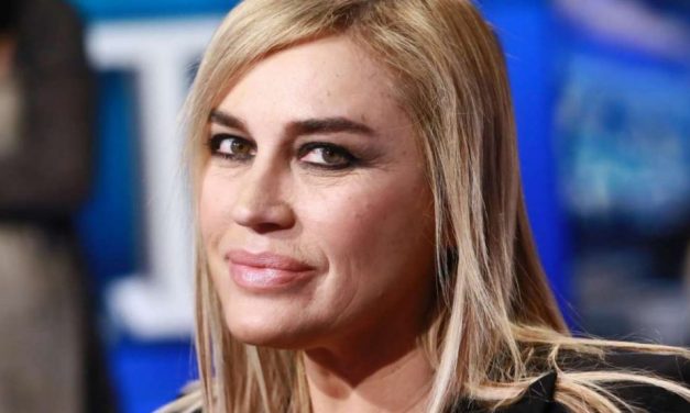 Lory Del Santo: “Con Agnelli ho avuto una storia platonica. Lui si faceva il bagno in camera e io lo aspettavo. Con mio figlio Devin ci sentiamo ma in maniera fredda!”