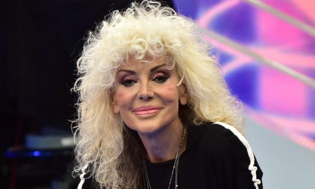 Donatella Rettore: “Non mi sopporto, dispiaccio perchè dico quello che penso. Mia madre mi voleva suora”