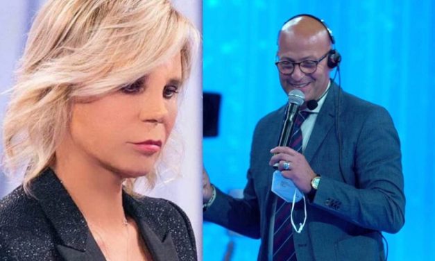 Morto Piero Sonaglia, storico assistente di studio di Maria De Filippi: “Non smetterò mai di cercare il tuo sguardo”