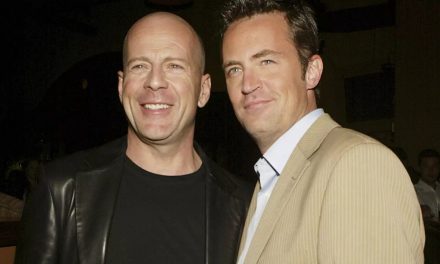 Bruce Willis si ritira per una malattia: Matthew Perry lo conforta con la sua ironia