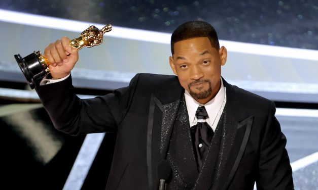 Will Smith, dopo lo schiaffo a Chris Rock, Netflix e Sony ritirano i contratti. Gabriele Muccino: “Ha polverizzato la sua carriera in 15 secondi”