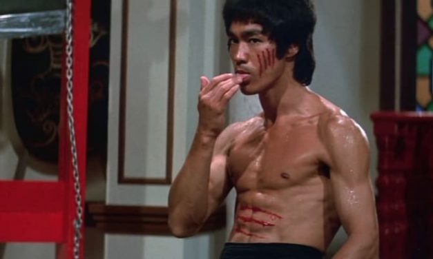 I 3 dell’Operazione Drago: la comparsa che sfidò Bruce Lee, la tensione sul set e l’ispirazione a 007