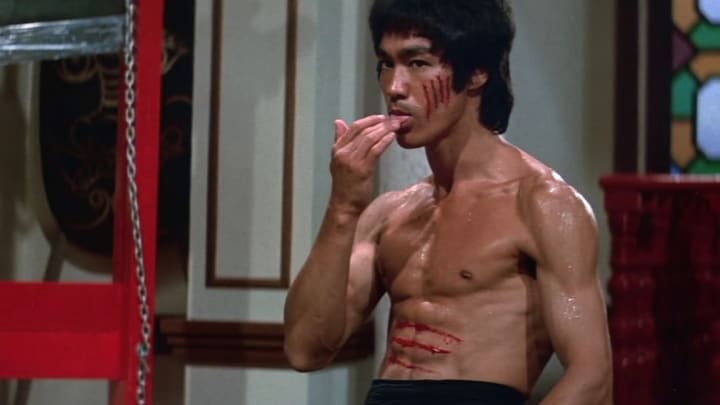 I 3 dell’Operazione Drago: la comparsa che sfidò Bruce Lee, la tensione sul set e l’ispirazione a 007