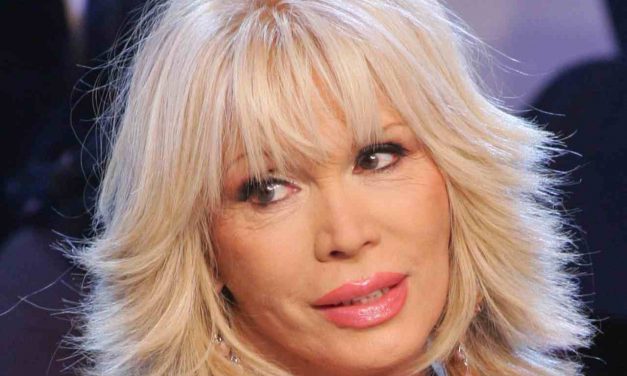 Amanda Lear: “La fedeltà? Se vuoi un uomo fedele, comprati un cane. Si parla sempre dei miei amanti famosi, ma c’è stato anche un idraulico!”