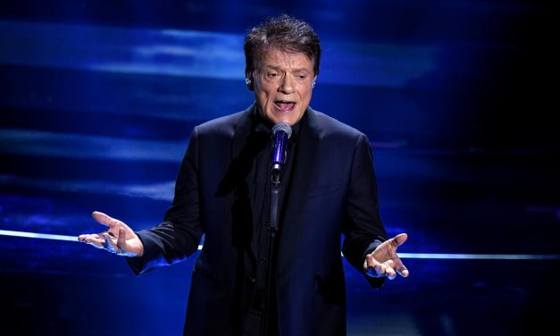 Paura per Massimo Ranieri: cade dal palco durante un concerto e finisce in ospedale