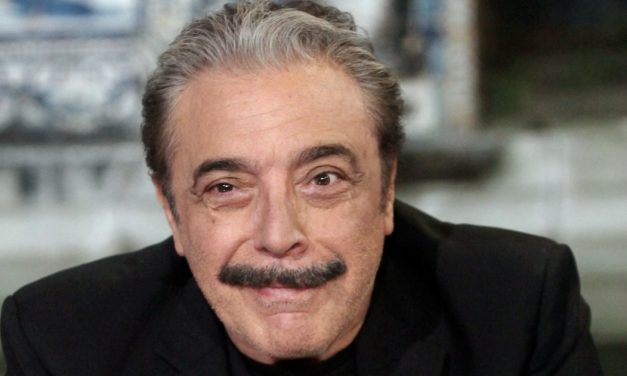 Nino Frassica: “Lasciavo messaggi divertenti alla segreteria di Renzo Arbore e lui volle conoscermi. Don Matteo? Mi convinse Enrico Oldoini”