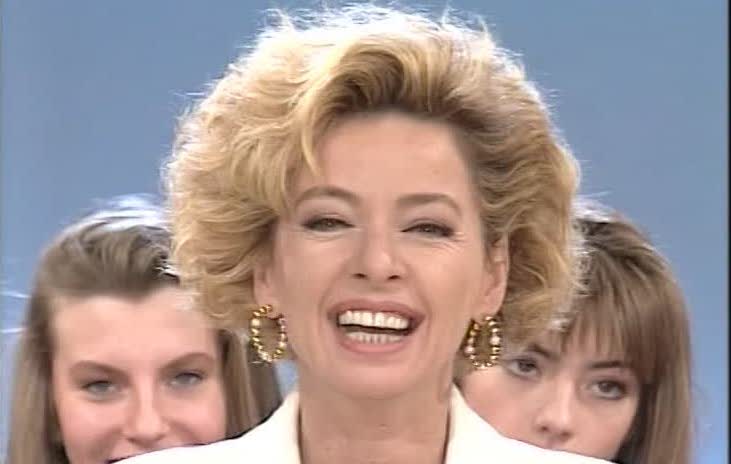 Enrica Bonaccorti: “Diedi la notizia della mia gravidanza in tv perchè vivevo con 8 paparazzi sotto casa. Quel bambino non è mai nato, ebbi un malore”