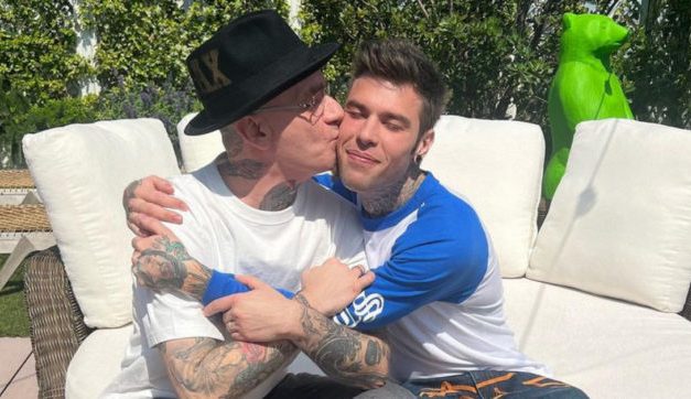 J-Ax e Fedez pace fatta dopo 4 anni: “Per mettere da parte l’orgoglio e tornare ad abbracciarsi ci vuole coraggio”