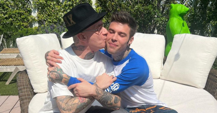 J-Ax e Fedez pace fatta dopo 4 anni: “Per mettere da parte l’orgoglio e tornare ad abbracciarsi ci vuole coraggio”