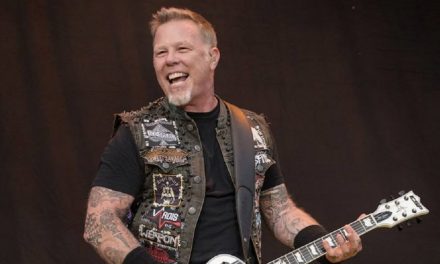 Metallica, James Hetfiled si emoziona sul palco: “Pensavo di essere troppo vecchio per suonare ancora. La Band mi ha aiutato”