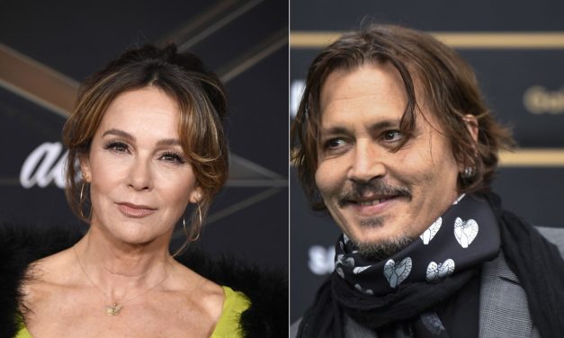Jennifer Grey ricorda la storia d’amore con Johnny Depp: “All’inizio era così dolce e divertente, poi divenne geloso e paranoico”