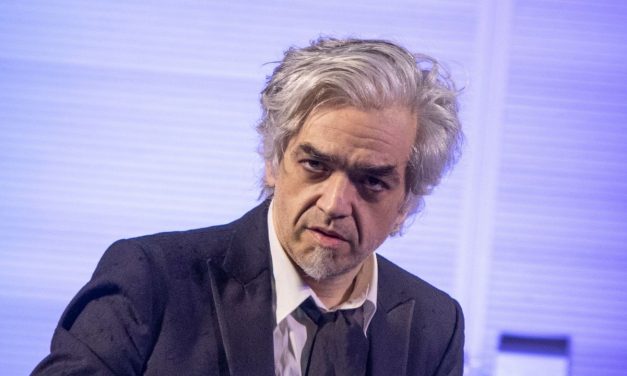 Morgan insulta il pubblico durante un concerto-lezione: “Siete dei bifolchi, non ve lo meritate lo spettacolo. Andate a vedere Marracash e Fedez”