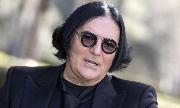 Renato Zero: “Invito il mio pubblico a scendere in piazza e a non stare davanti la tv. Quello che offre la tv è vergognoso”