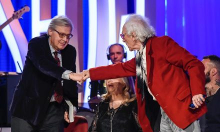 Vittorio Sgarbi riceve il Tapiro d’Oro per la lite con Mughini: “Volevo atterrarlo con un pugno, ma avrei fatto una figuraccia”