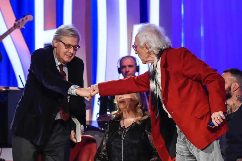 Vittorio Sgarbi riceve il Tapiro d’Oro per la lite con Mughini: “Volevo atterrarlo con un pugno, ma avrei fatto una figuraccia”