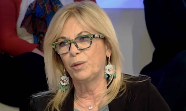 Rita Dalla Chiesa derubata al cimitero: “Ha messo le mani nella mia borsa e mi ha rubato tutti i soldi”