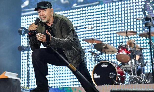 Vasco Rossi è tornato live davanti a 120 mila fan: “Finalmente torniamo ad assembrarci, finalmente ricominciamo a vivere”